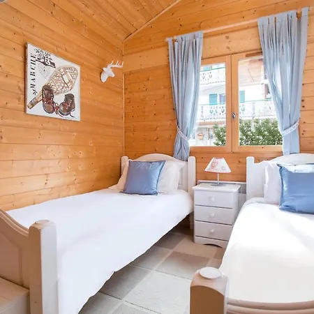 Muguet Gauche With Hot Tub Sleeps 10 *
