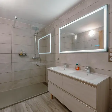Muguet Gauche With Hot Tub Sleeps 10 * Morzine