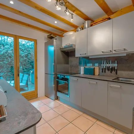 Muguet Gauche With Hot Tub Sleeps 10 Morzine