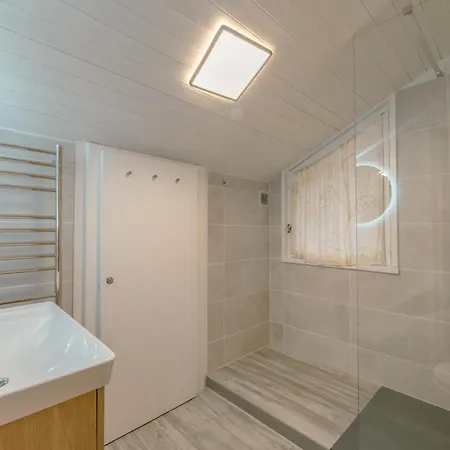 木屋 Muguet Gauche With Hot Tub Sleeps 10 *